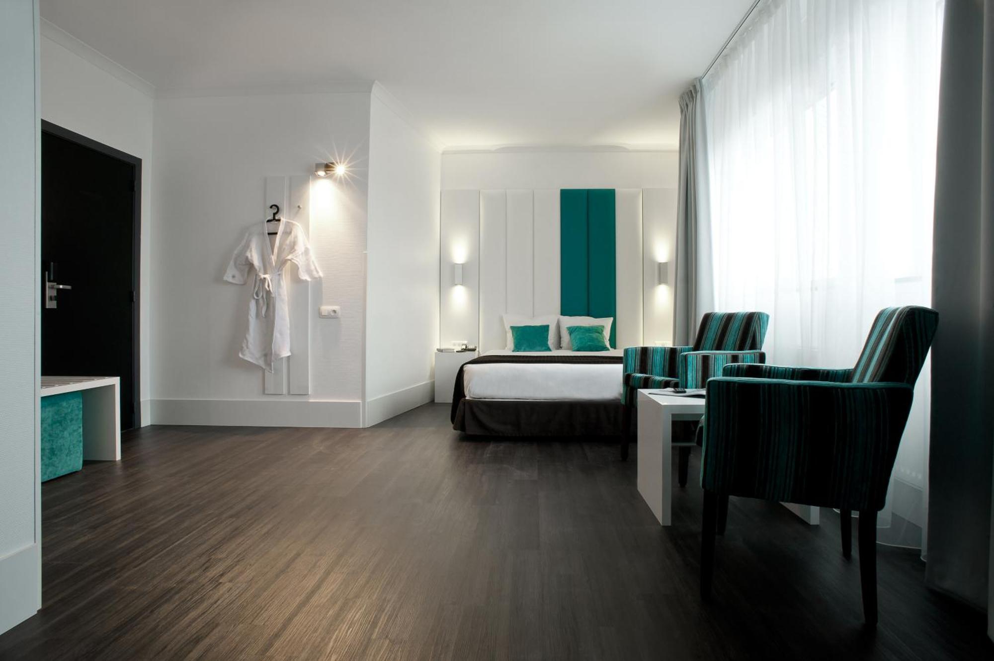 Hotel Ecu Генк Екстериор снимка